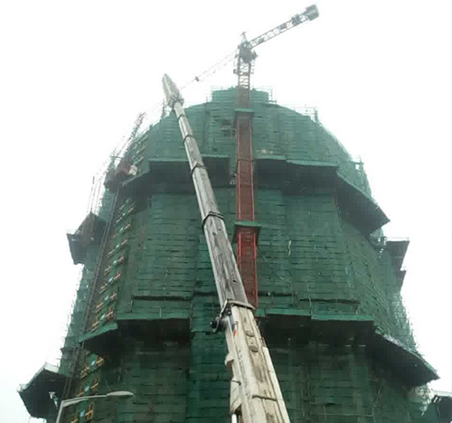 北京吊车在工地上作业